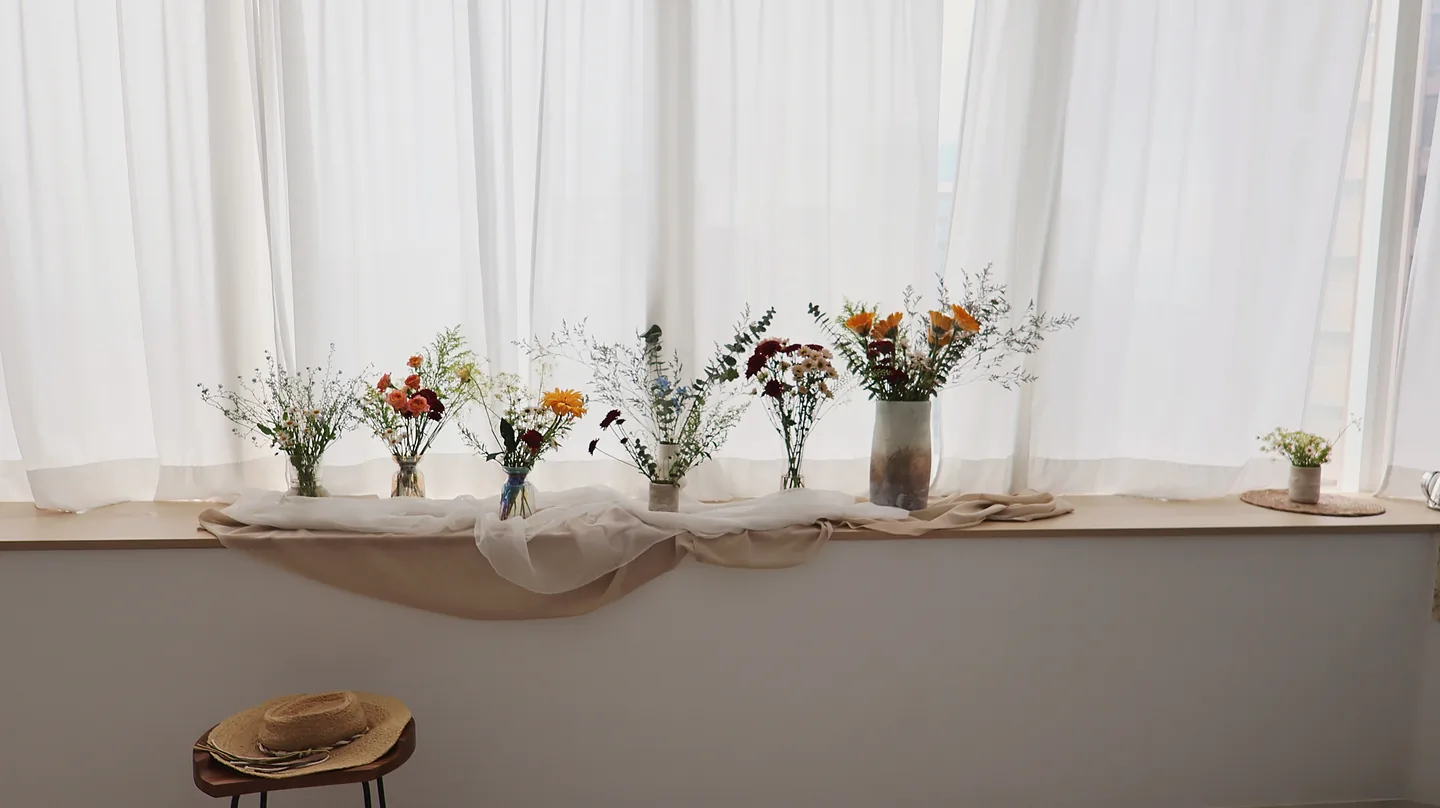 窗邊紗簾與花藝陳列
