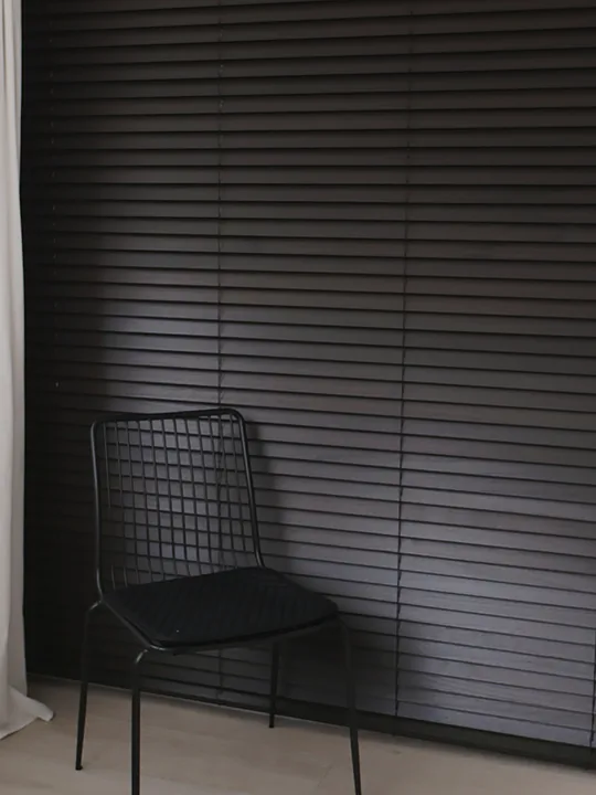 日光柔光棚黑色單椅與百葉簾