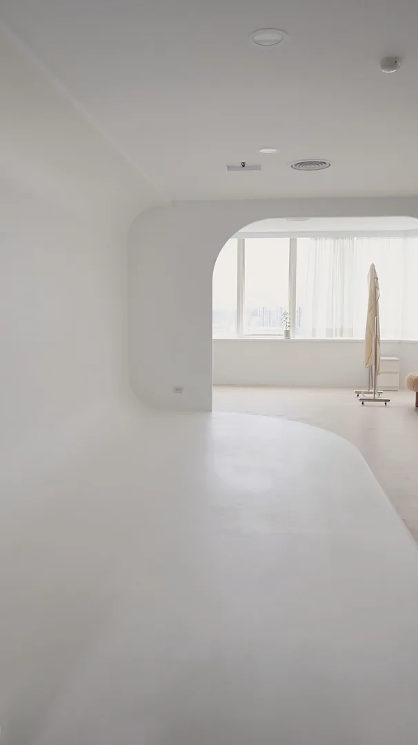 霧白圓弧牆面與地坪