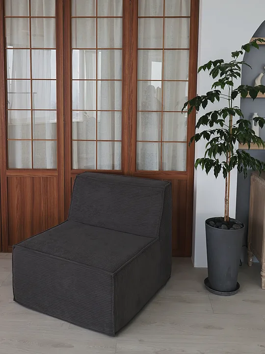 日光柔光棚木框拉門與單椅端景