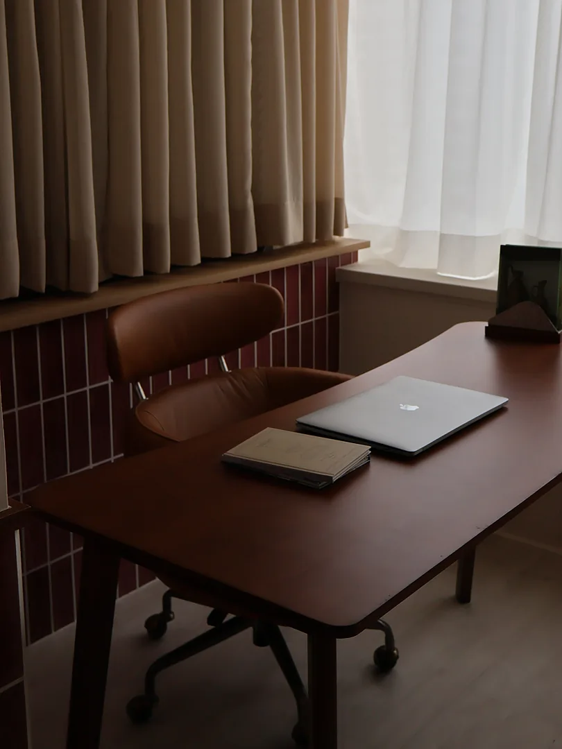 復古木桌與皮革座椅