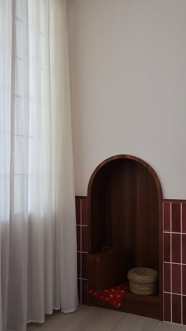 木質曲面端景與紗簾