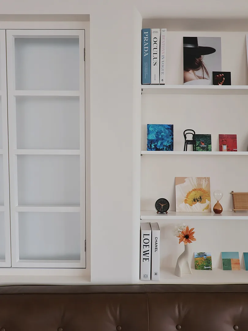 展示層架與皮沙發一角